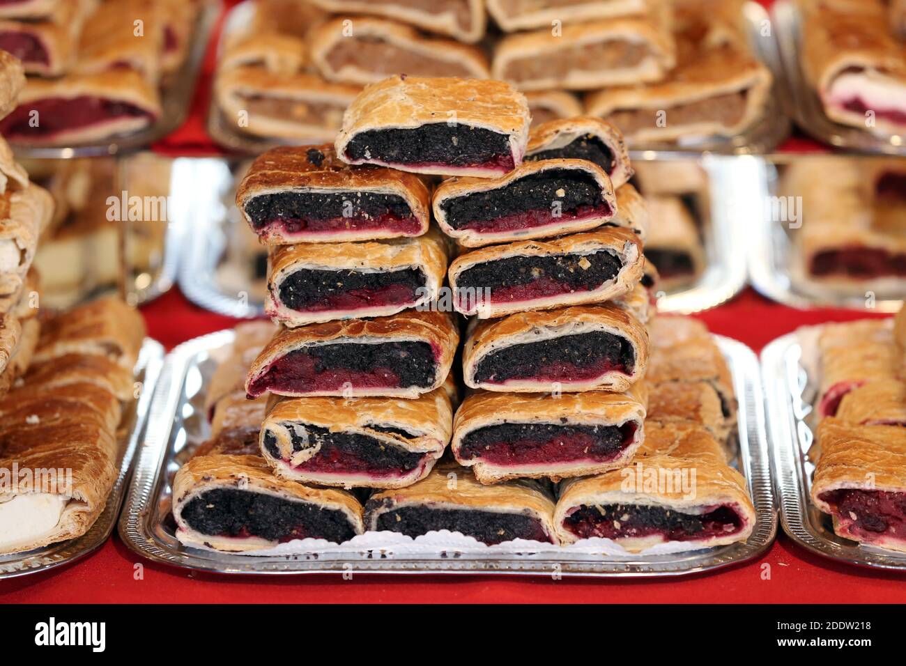Strudel fatti in casa con vari sapori in vendita al mercato di natale all'aperto. Torte fresche fatte in casa farcite con vari ripieni. Serve natu nazionale Foto Stock