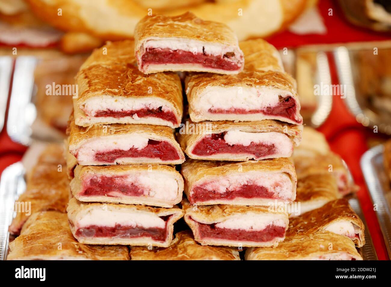 Strudel fatti in casa con vari sapori in vendita al mercato di natale all'aperto. Torte fresche fatte in casa farcite con vari ripieni. Serve natu nazionale Foto Stock