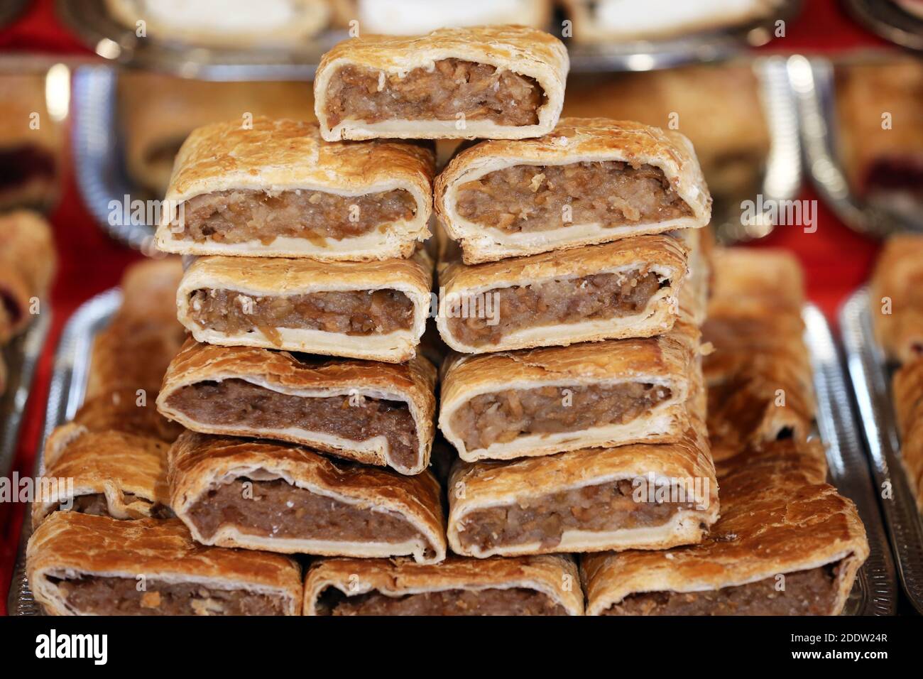 Strudel fatti in casa con vari sapori in vendita al mercato di natale all'aperto. Torte fresche fatte in casa farcite con vari ripieni. Serve natu nazionale Foto Stock