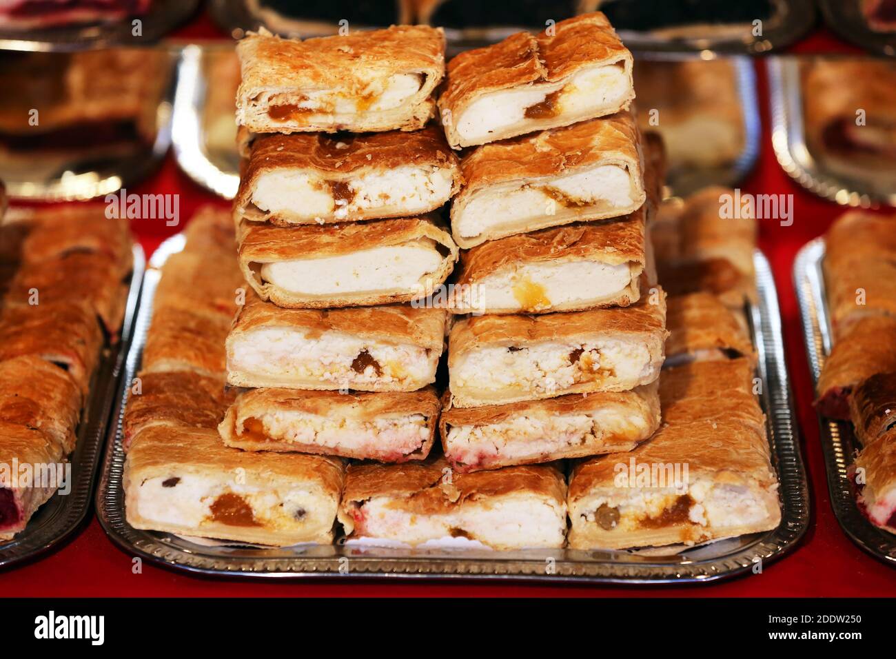Strudel fatti in casa con vari sapori in vendita al mercato di natale all'aperto. Torte fresche fatte in casa farcite con vari ripieni. Serve natu nazionale Foto Stock