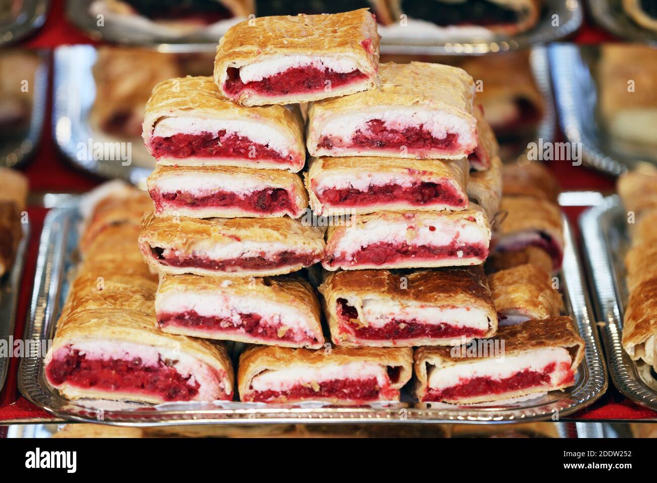 Strudel fatti in casa con vari sapori in vendita al mercato di natale all'aperto. Torte fresche fatte in casa farcite con vari ripieni. Serve natu nazionale Foto Stock