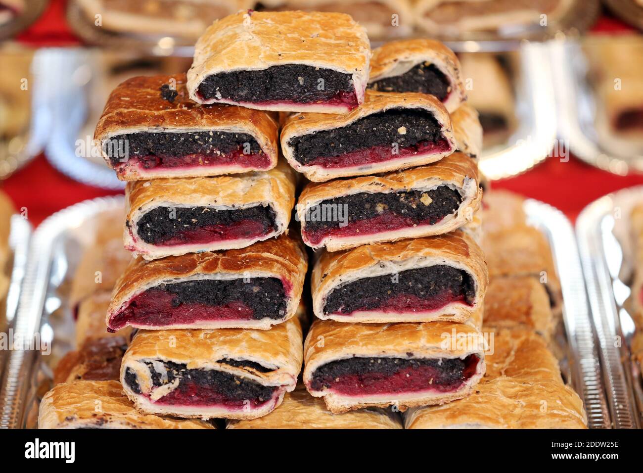 Strudel fatti in casa con vari sapori in vendita al mercato di natale all'aperto. Torte fresche fatte in casa farcite con vari ripieni. Serve natu nazionale Foto Stock