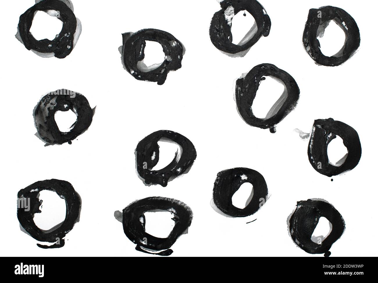 Set di cerchi di pennellata. Isolato su bianco. Modello astratto. Foto Stock