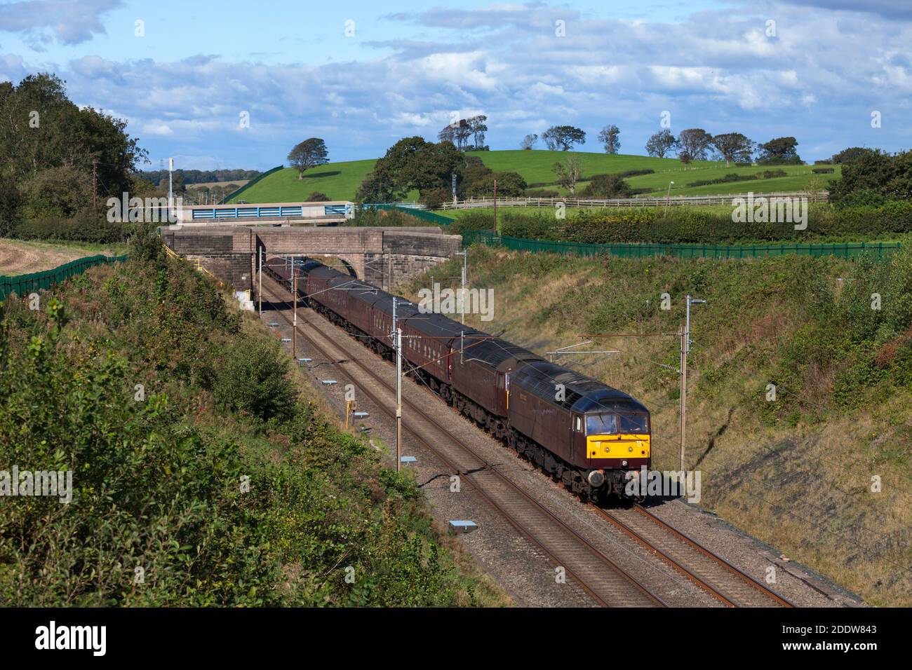 West Coast ferrovia co classe 47 locomotiva a ovest Linea principale costiera con carrozze MK 1 vuote Foto Stock