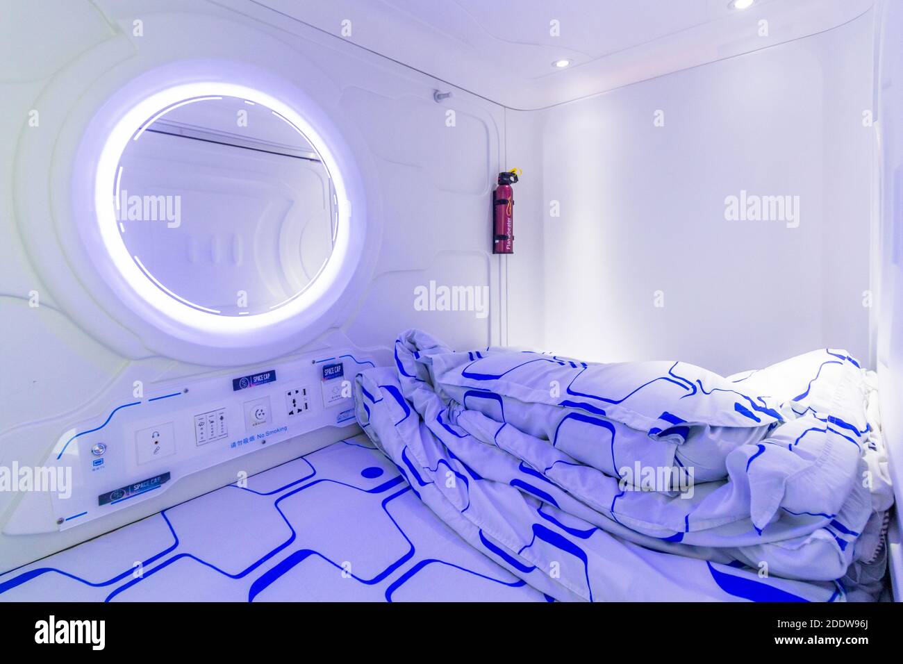 Interno di una "capsula spaziale", un moderno hotel a capsula a Kota Kinabalu, Sabah, Malesia Foto Stock