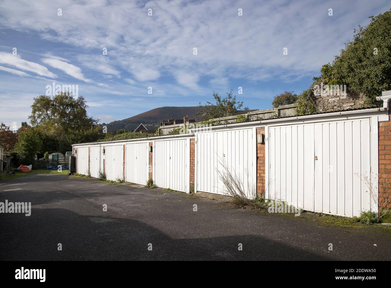 Fila di garage, Abergavenny, Galles, Regno Unito Foto Stock
