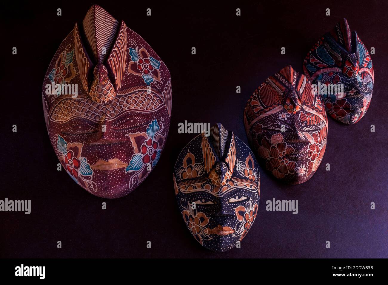 Traditiona decorate a mano maschere africane scolpite dal legno di Africano Foto Stock