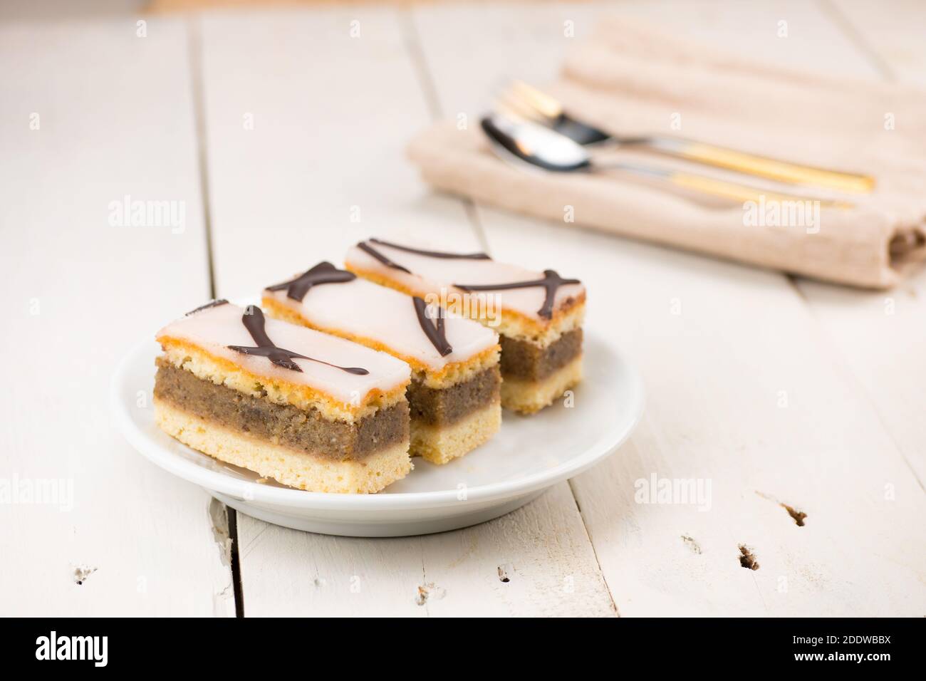 Torta di noce sul piatto su tavola di legno. Con glassa di zucchero sulla parte superiore e ripieno di noce e impasto di biscotto. PIE è ideale per lo stoccaggio a lungo termine Foto Stock