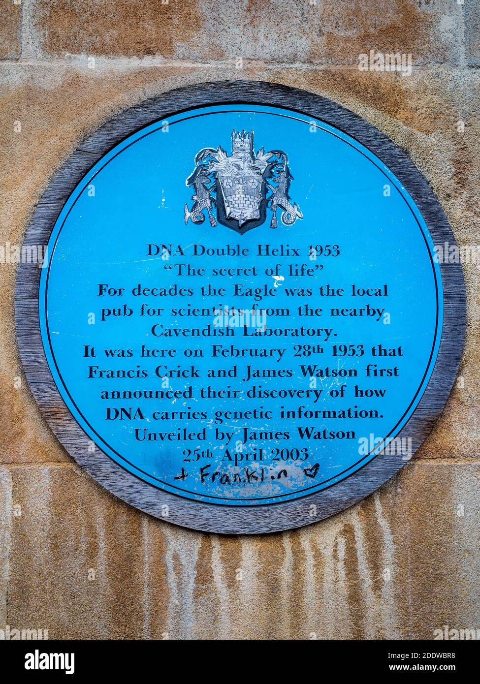 Targa commemorativa della scoperta della struttura a doppia elica del DNA di Crick e Watson sull'Eagle Pub Cambridge - aggiunto il nome di Rosalind Franklin. Foto Stock
