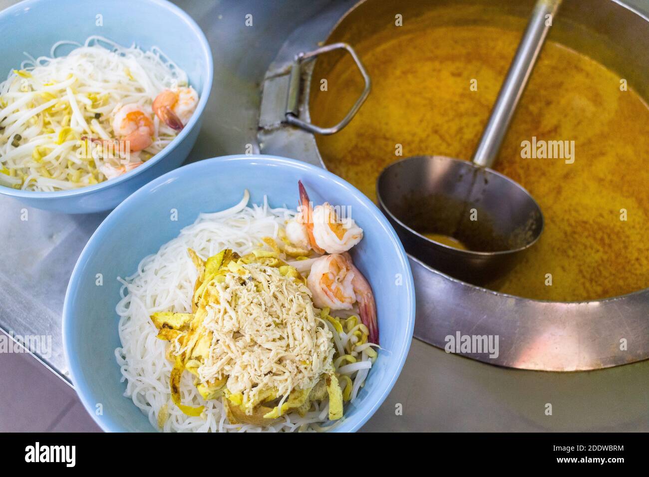 Laksa di pesce in un ristorante cinese malese locale lungo Gaya Street a Kota Kinabalu, Sabah, Malesia Foto Stock