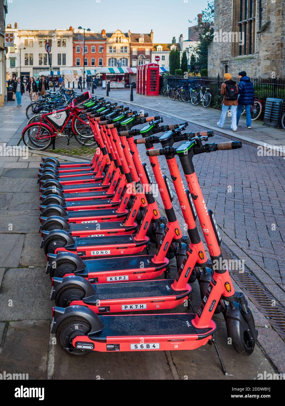 Noleggio scooter elettrici voi su una strada nel centro storico di Cambridge. Voi Technology e-scooters da noleggiare su una strada Cambridge. Foto Stock