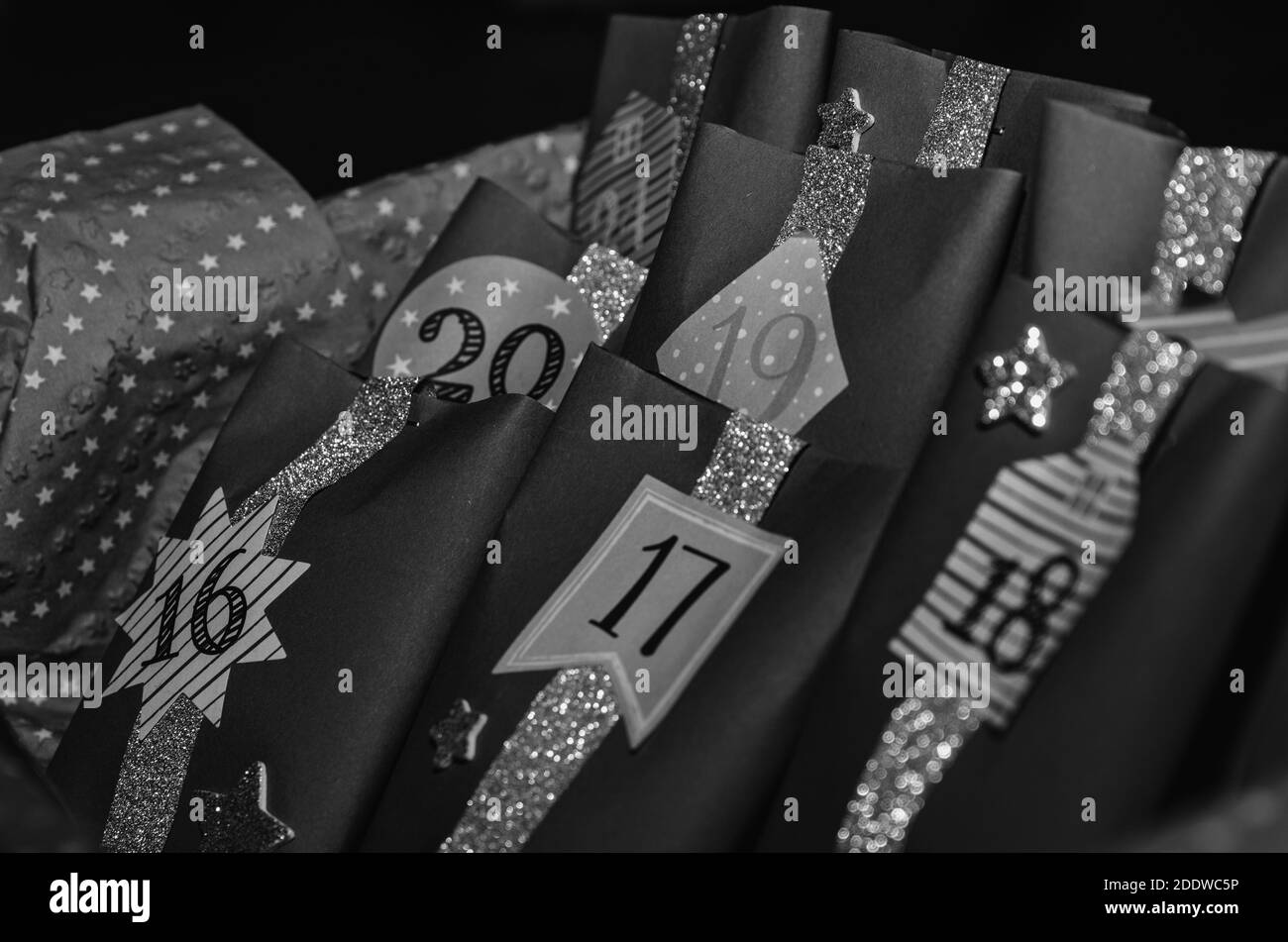 Calendario dell'avvento fatto a mano con borse di carta in bianco e nero Foto Stock