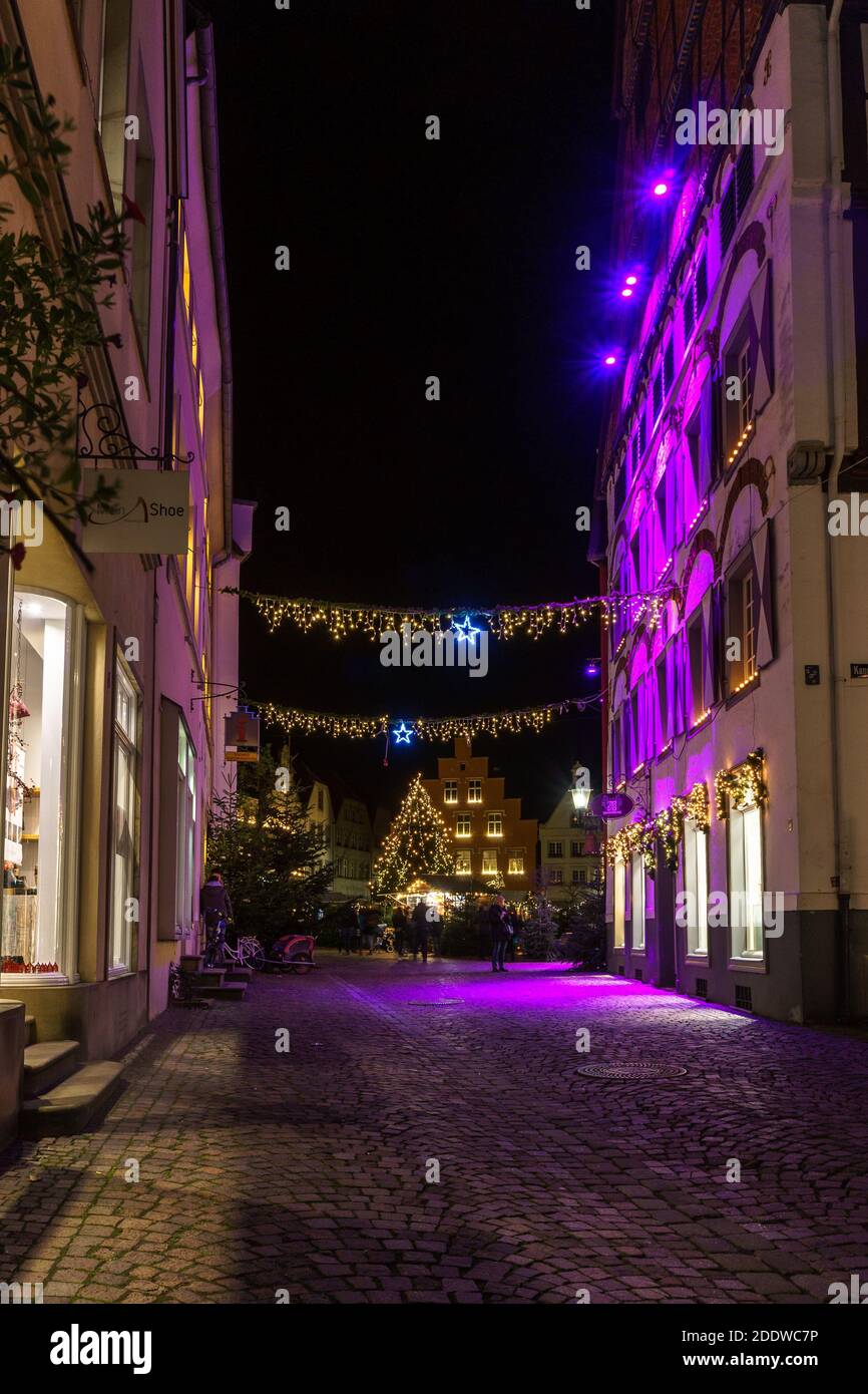 Festosa strada decorata con luci al momento dell'avvento in vecchio città tedesca Foto Stock