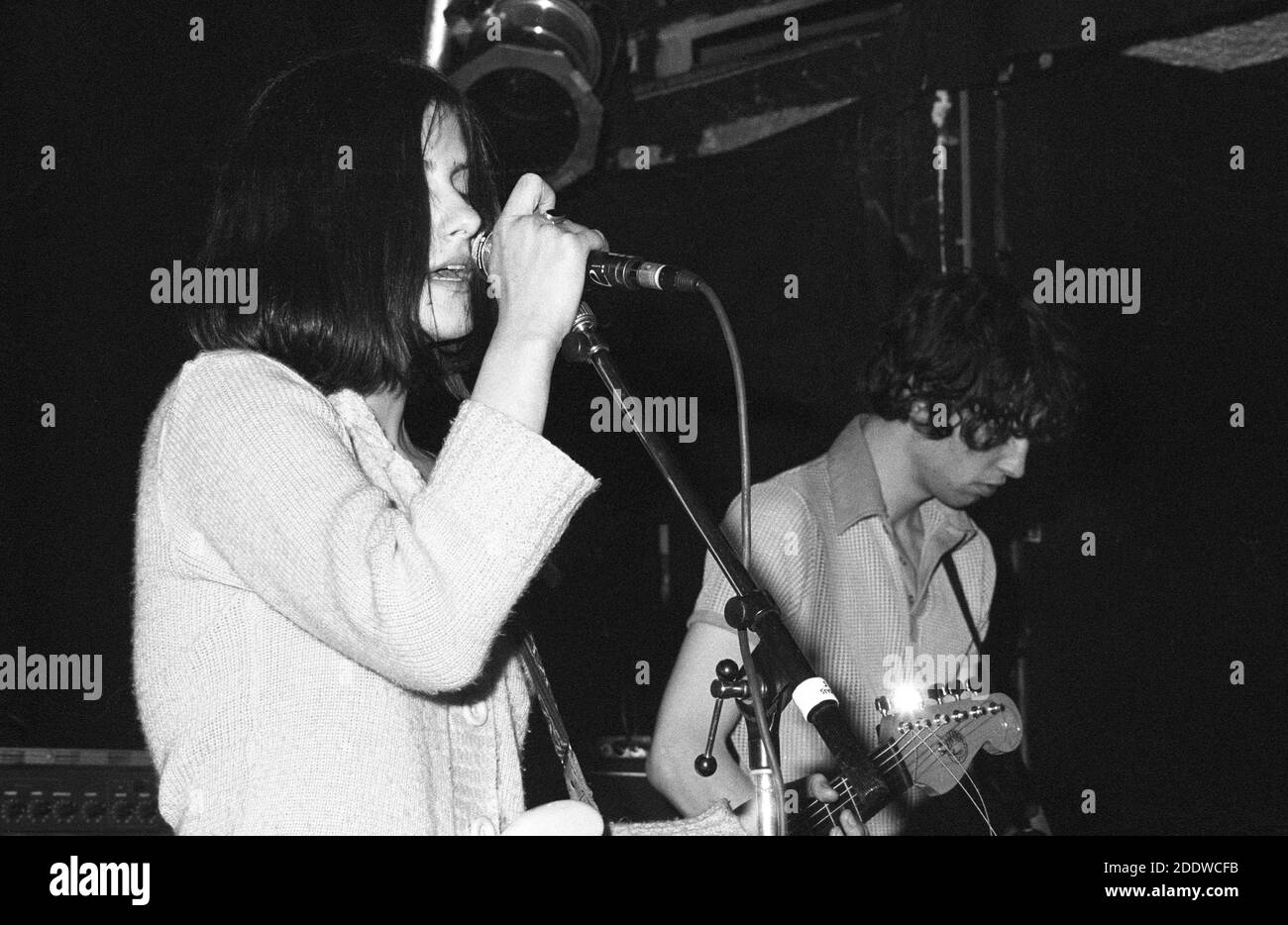 IRNA Libowitz e Jan Muchow della band ceca alternative rock The Ecstasy of Saint Theresa si esibiscono all'Underworld, Londra, 10 agosto 1991. Foto Stock