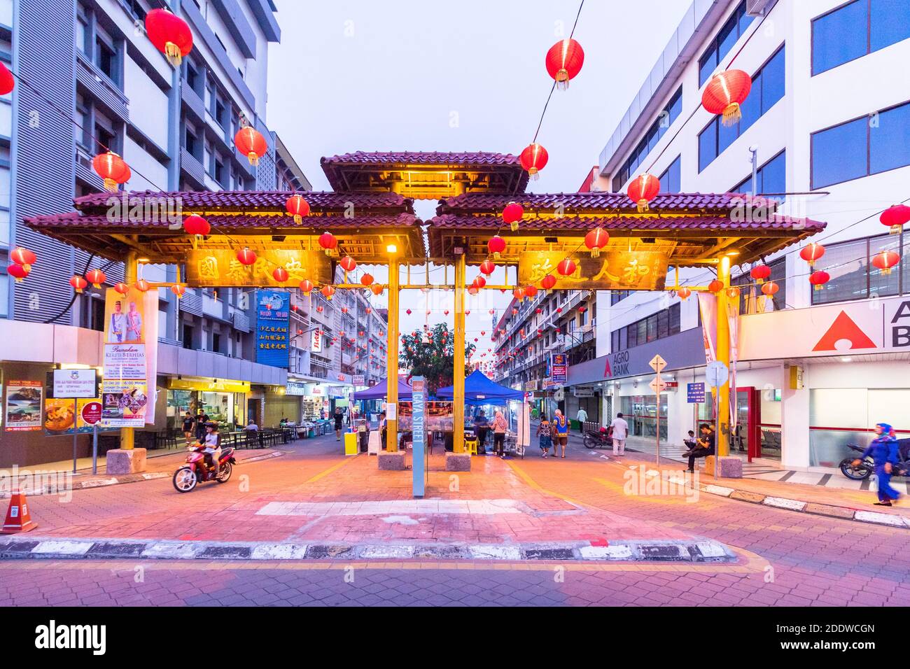 Arco d'ingresso di Gaya Street durante il suo mercato domenicale a Kota Kinabalu, Sabah, Malesia Foto Stock