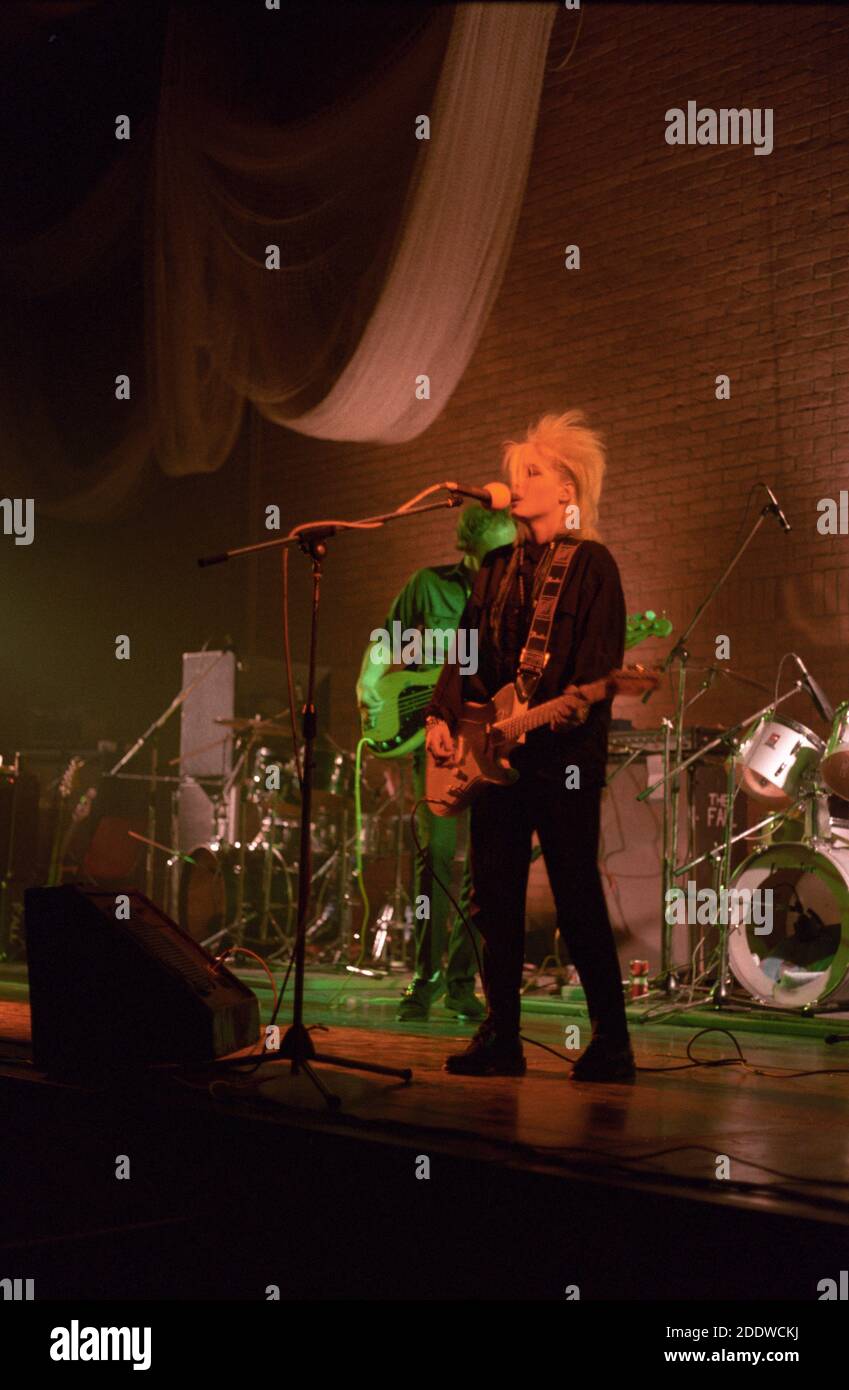 Brix Smith della band indie The Fall at the Woughton Center, Milton Keynes, 6 ottobre 1984. Foto Stock