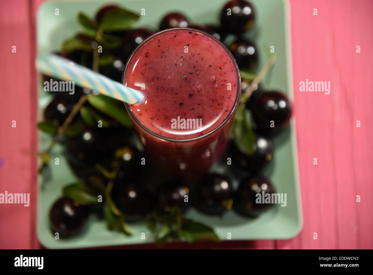 Frutta e bacche di jabuticaba. Bevanda sana ed energetica. Sfondo sfocato. Bevanda esotica. Foto Stock