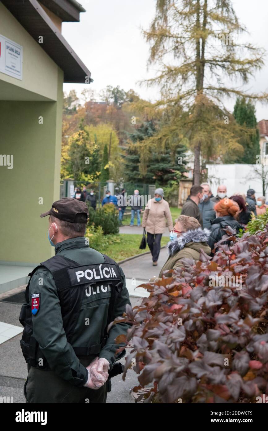 Bardejov, Slovacchia - 31 ottobre 2020: È iniziata la seconda fase dei test di massa del Covid 19. L'uomo di polizia controlla le persone per rimanere a distanza di sicurezza. Foto Stock