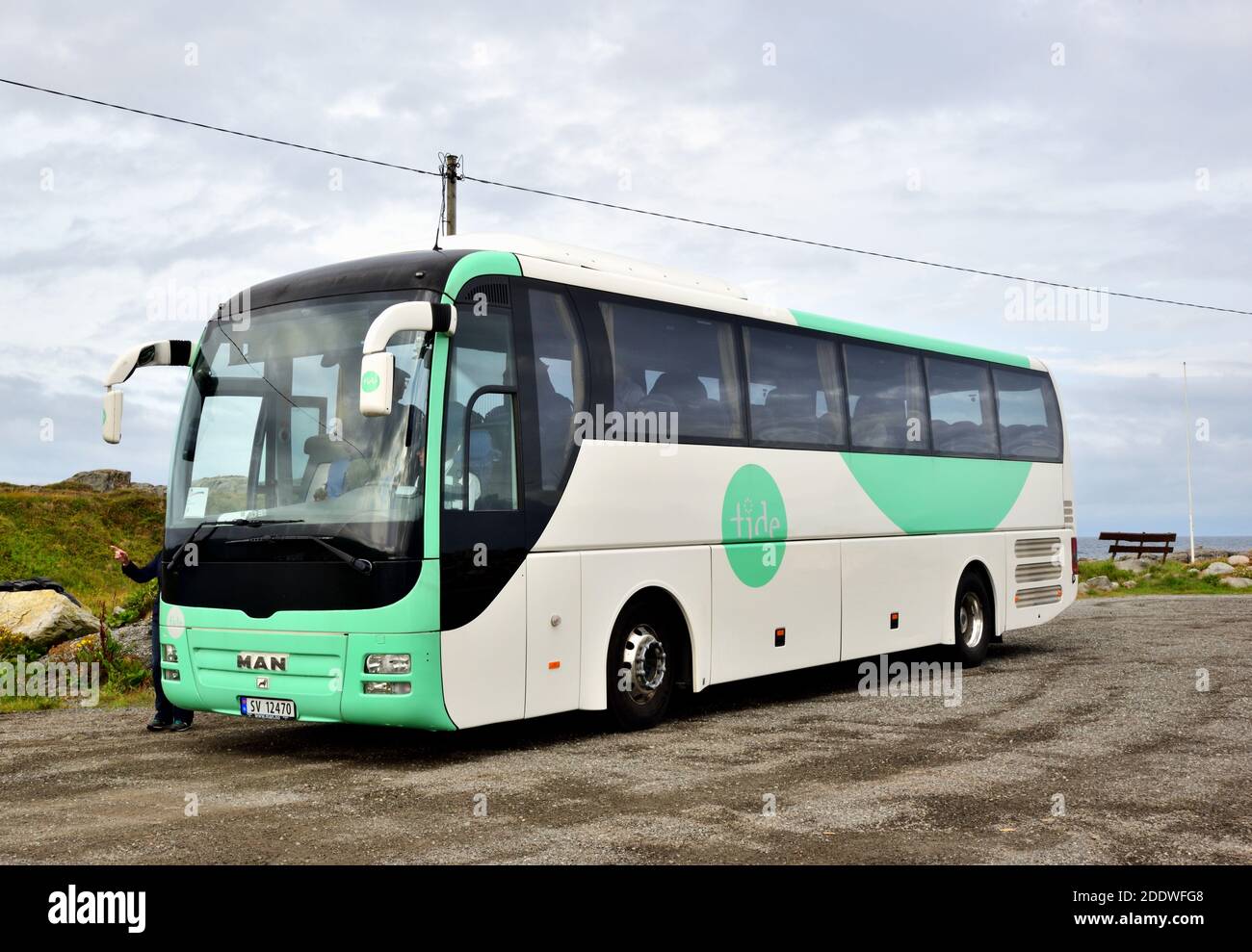 Tide Bus SV 12470, un uomo R07 Lion's Coach RHC444, è visto parcheggiato dal Fishermen's Memorial a Ferkingstad, Karmoy, Norvegia. Foto Stock