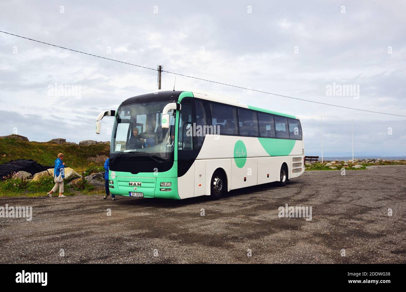 Tide Bus SV 12470, un uomo R07 Lion's Coach RHC444, è visto parcheggiato dal Fishermen's Memorial a Ferkingstad, Karmoy, Norvegia. Foto Stock