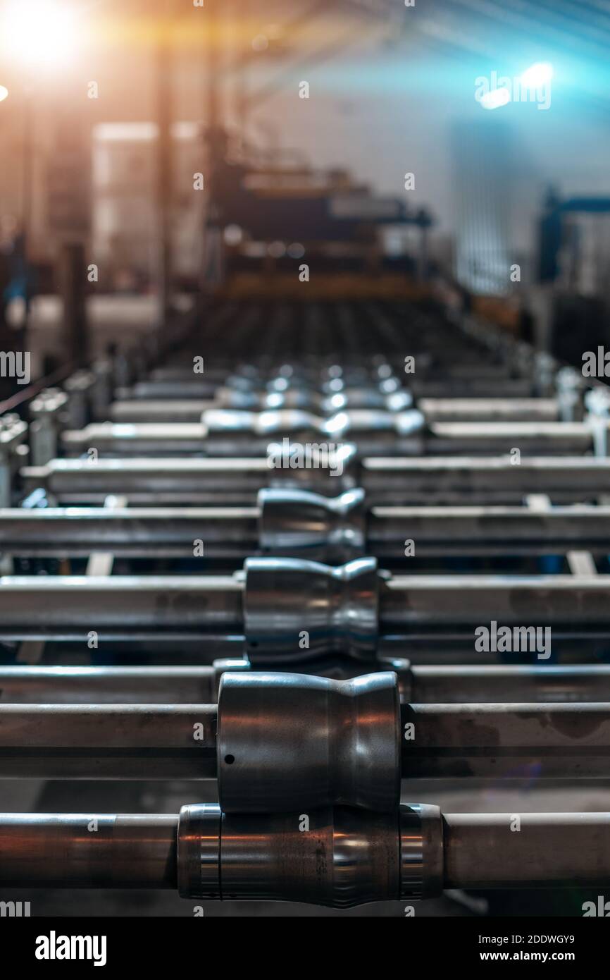 attrezzature e moderna linea di produzione di profili di copertura in metallo rotabile fogli Foto Stock