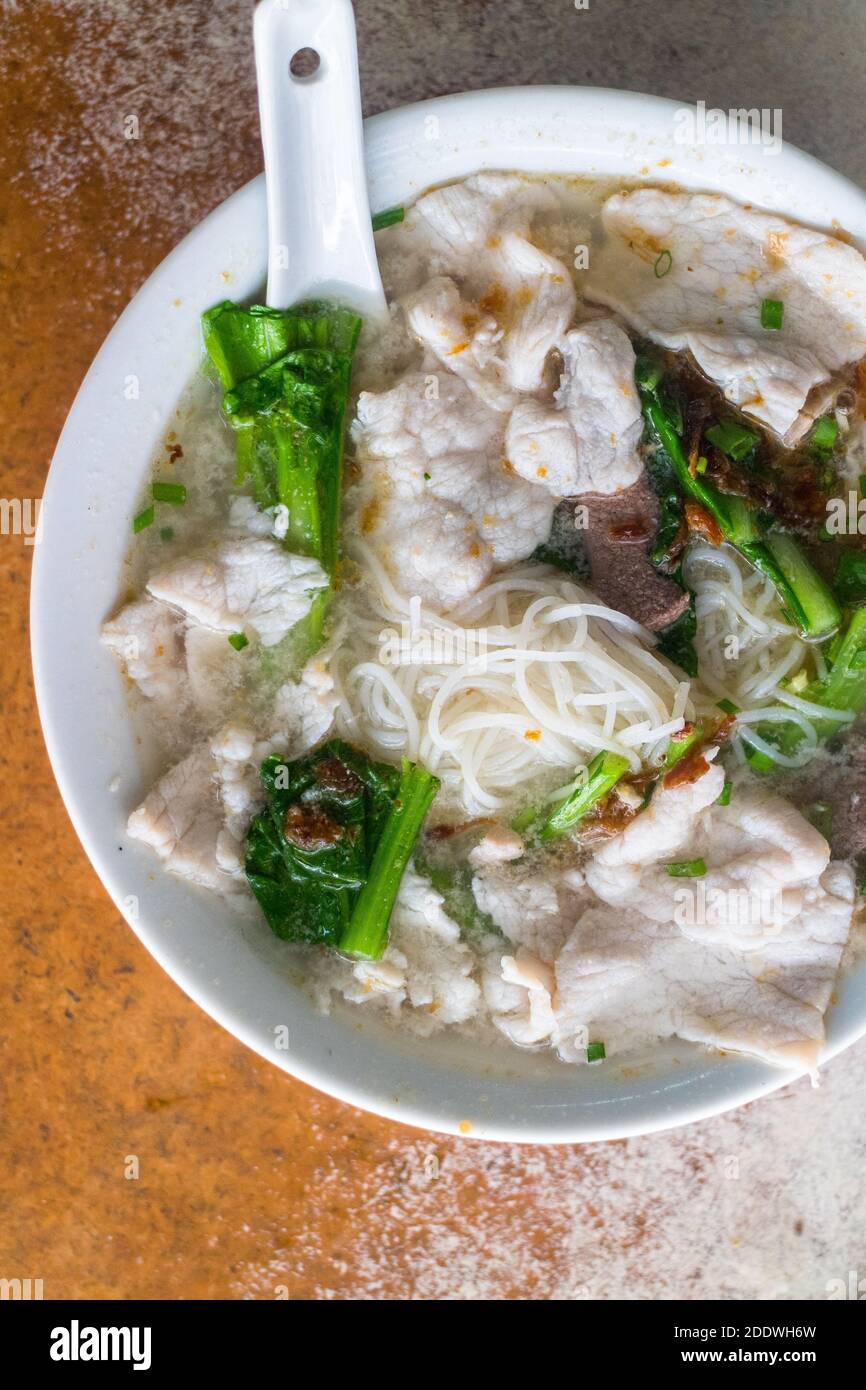 Una zuppa locale di noodle in un ristorante cinese malese a Kota Kinabalu, Sabah, Malesia Foto Stock