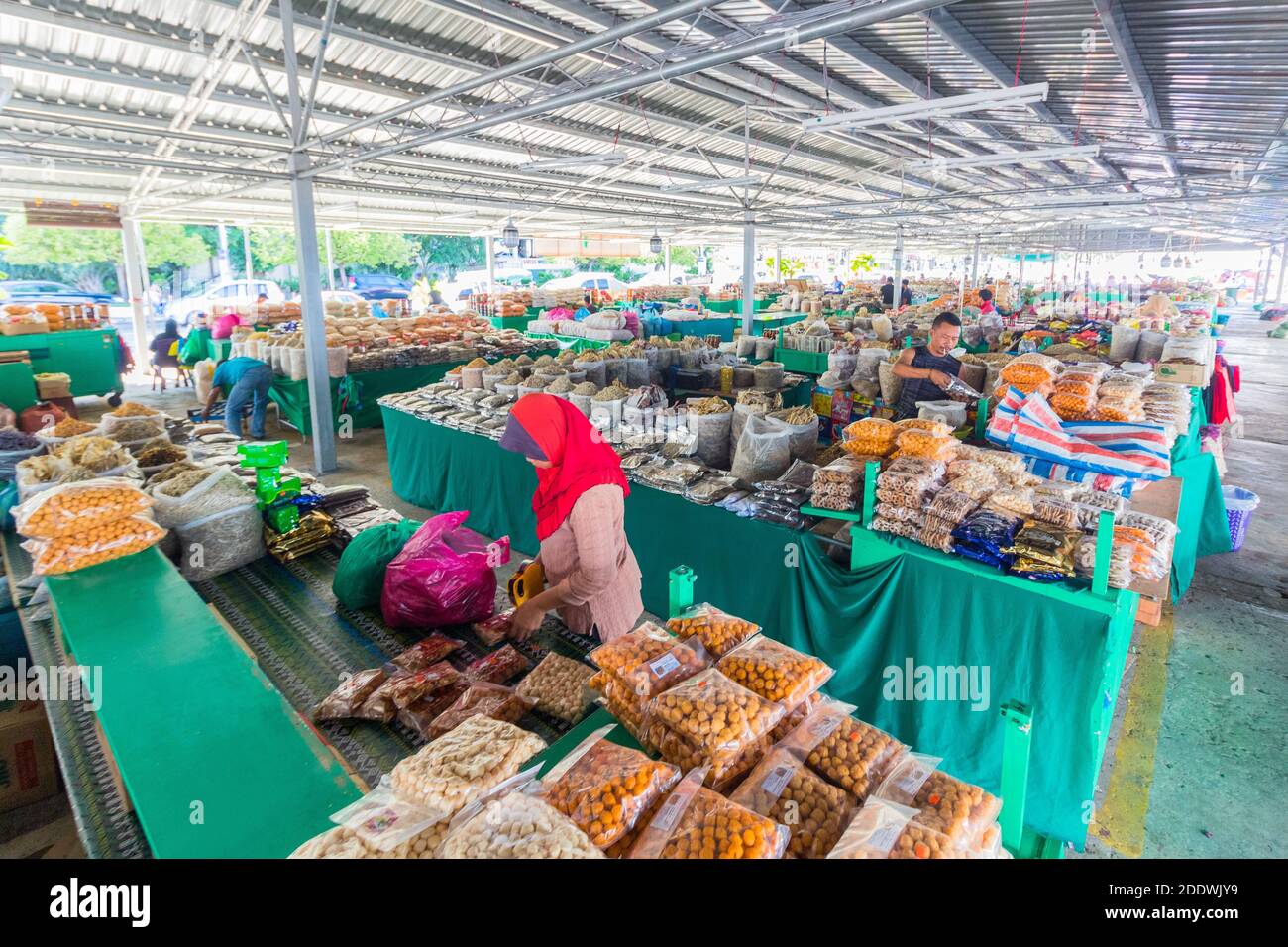 Merci diverse vendute al mercato filippino a Kota Kinabalu, Sabah, Malesia Foto Stock