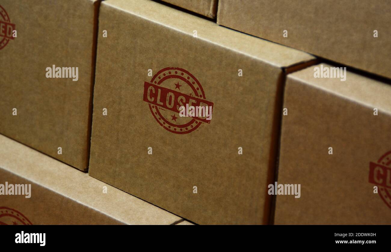 Timbro chiuso stampato su scatola di cartone. Fallimento e concetto di business close. Foto Stock