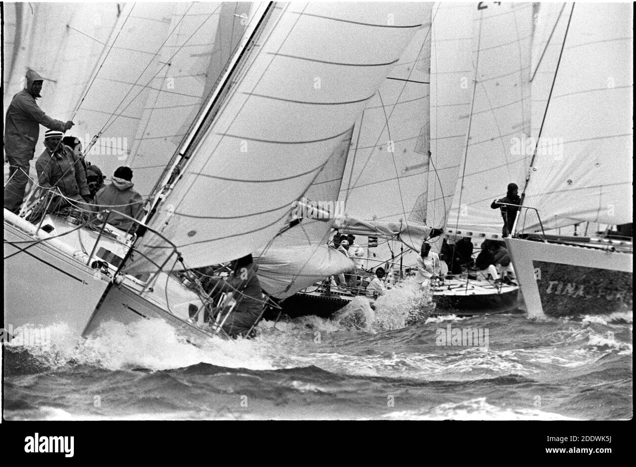 AJAXNETPHOTO. LUGLIO, 1979. COWES, INGHILTERRA. - ADMIRAL'S CUP - INIZIO DELLA PRIMA GARA COSTIERA SULLA LINEA SQUADRON DELLO YACHT ROYAL A COWES. PHOTO:JONATHAN EASTLAND/AJAX REF:7902081 3 Foto Stock