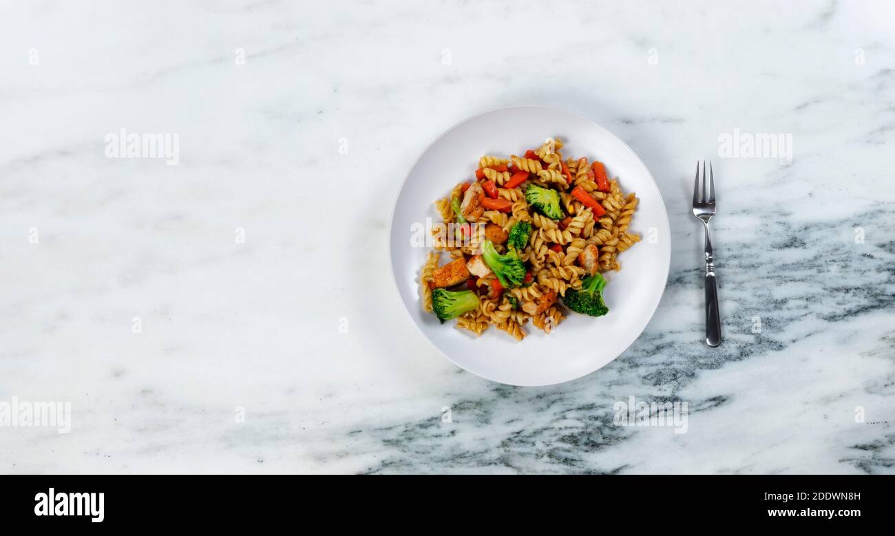 Piatto da pranzo riempito con verdure sane e noodle più forchetta come mangiare utensil Foto Stock