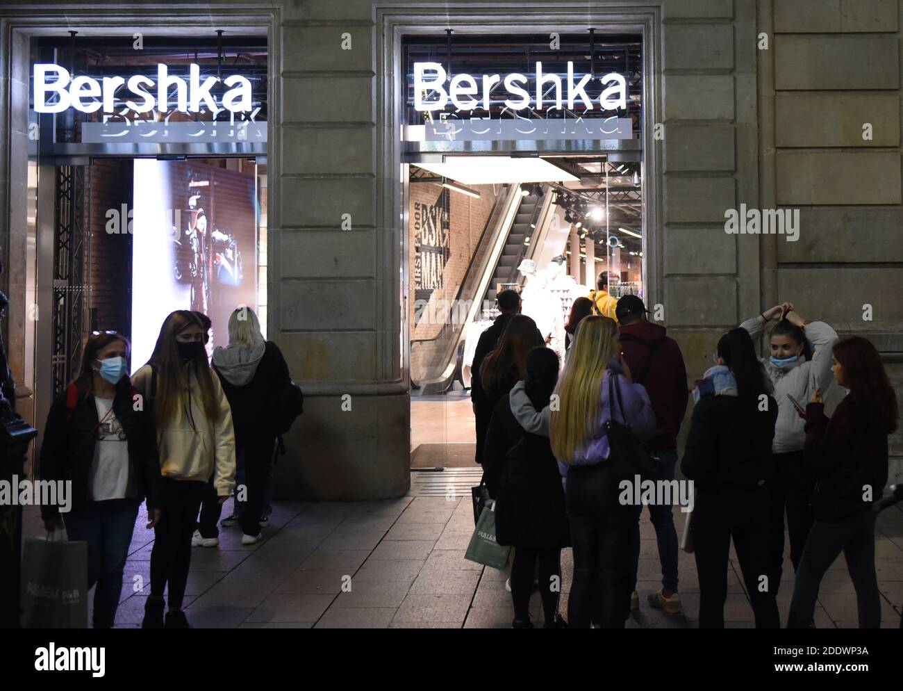 La gente coda fuori di un negozio Bershka alla vigilia del Black Friday  Day, è uno degli eventi commerciali più importanti dell'anno in Spagna.  Quest'anno si prevede un importante calo delle vendite