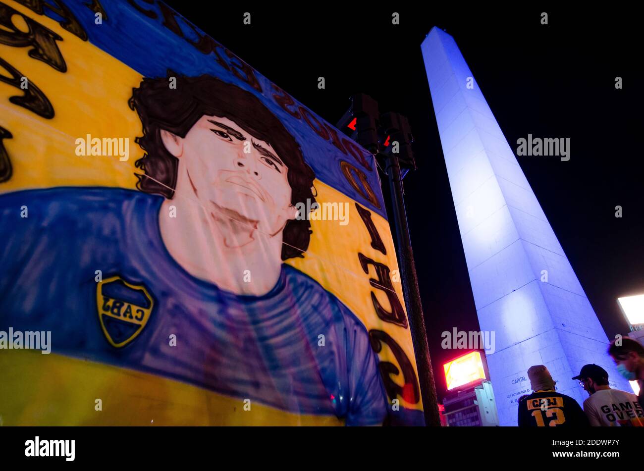 I fan argentini dell'Obelisco di Buenos Aires ('Obelisco') pianggono la morte della leggenda del calcio Diego Maradona. Photo credit: Mateo Aberastain Foto Stock