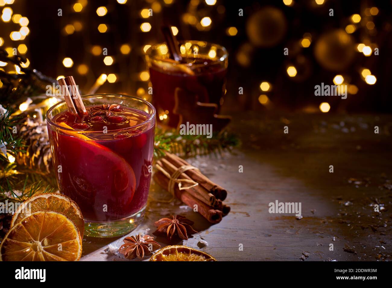Bicchiere di VIN brulé su decorazioni natalizie Foto Stock