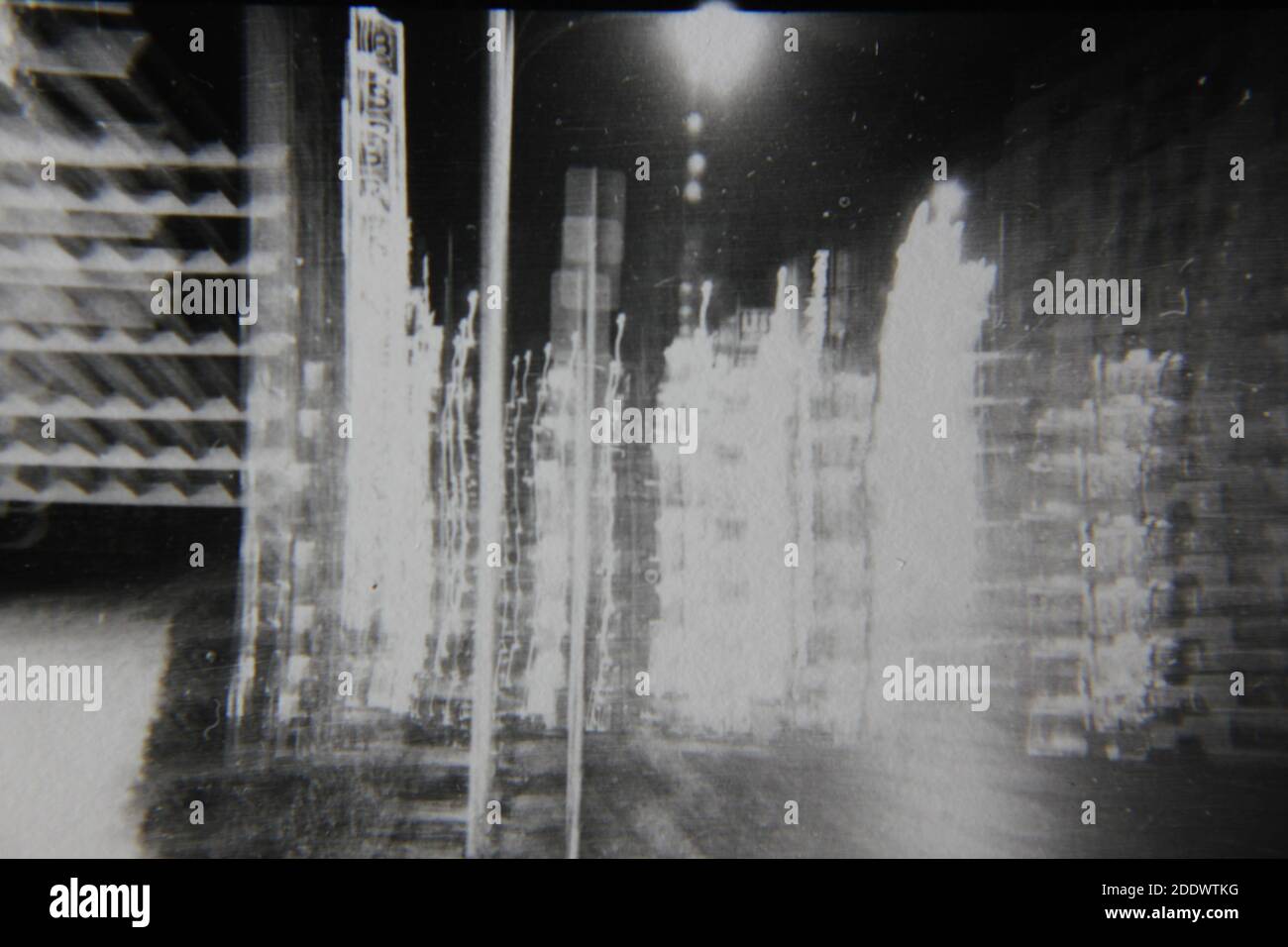 Fine 1970 vintage fotografia in bianco e nero delle luci brillanti della città che si stagliano attraverso la cornice. Foto Stock
