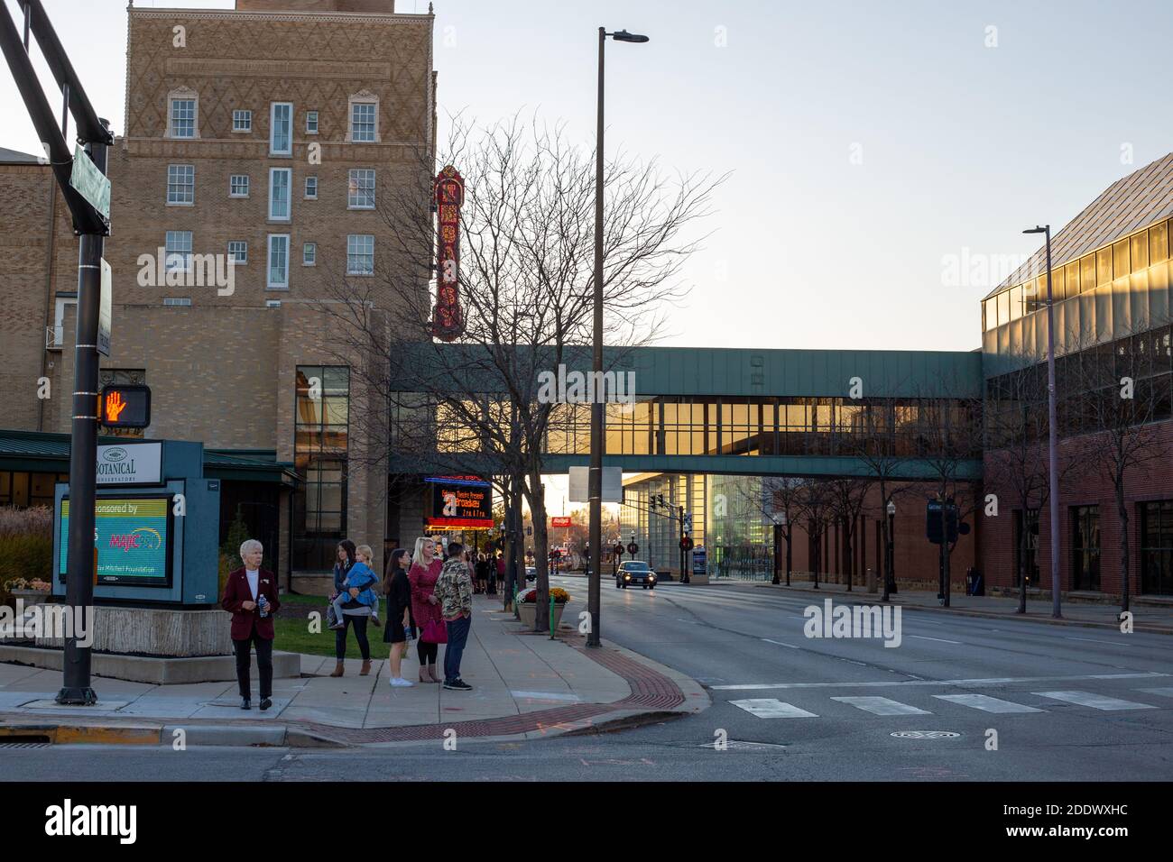 Le persone si riuniscono vicino al ponte sopraelevato che attraversa Jefferson Blvd. Dal Teatro Embassy al Grand Wayne Center nel centro di Fort Wayne, Indiana, Stati Uniti. Foto Stock