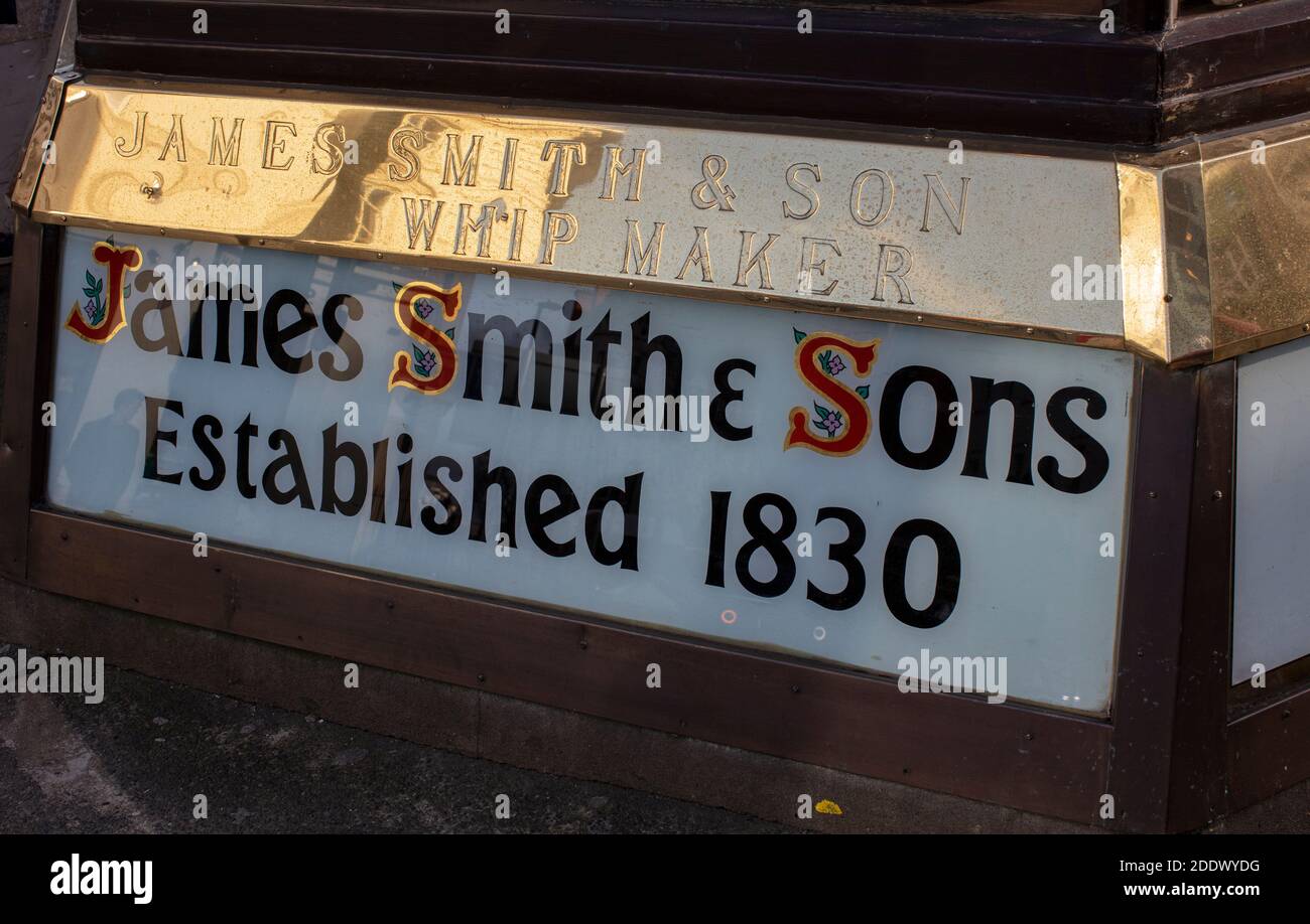 Jas (James) Smith & Sons Umbrella Shop; Hazelwood House, 53 New Oxford St, Londra. Una struttura tradizionale per ombrelloni e bastoni da passeggio. Foto Stock