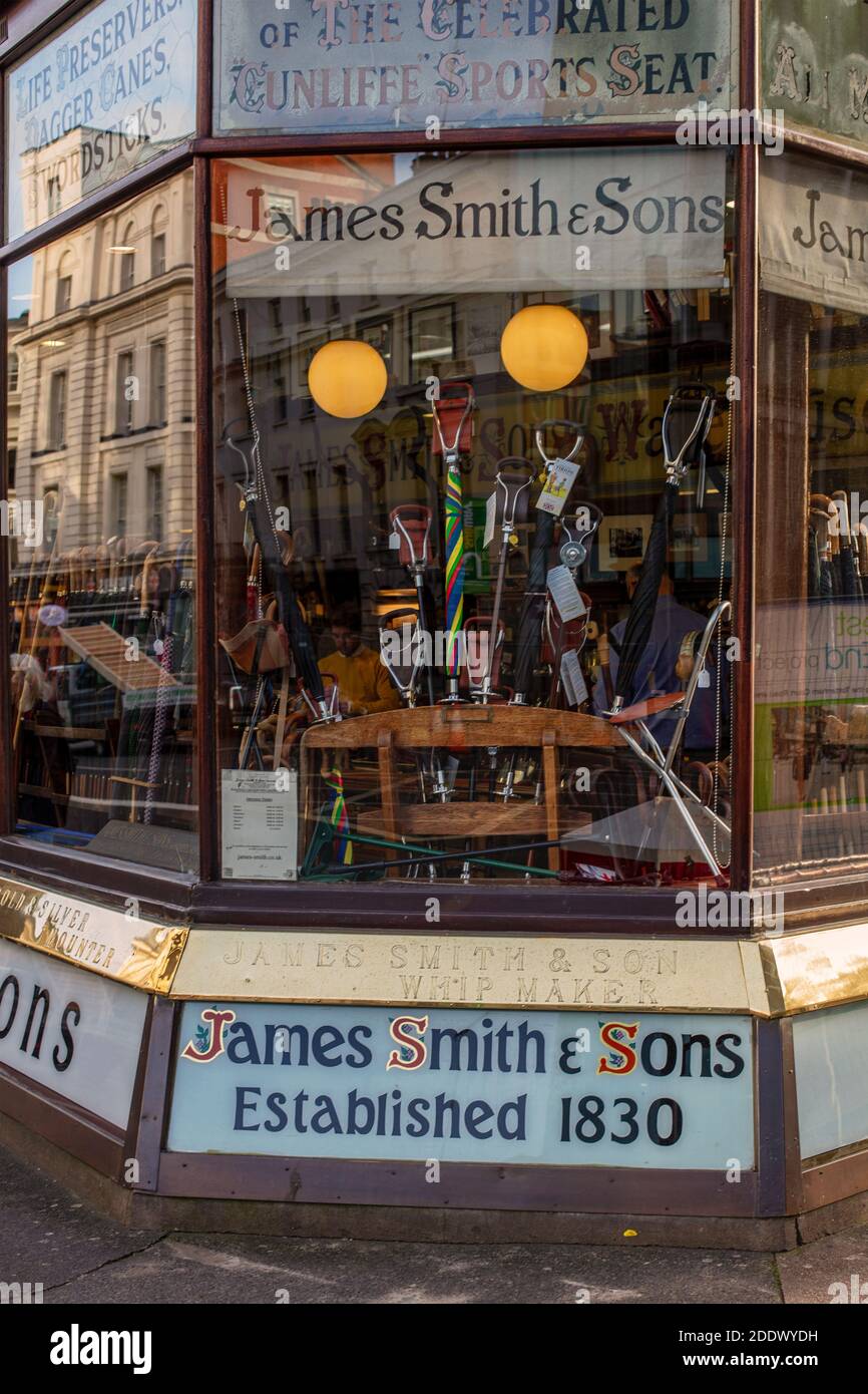 Jas (James) Smith & Sons Umbrella Shop; Hazelwood House, 53 New Oxford St, Londra. Una struttura tradizionale per ombrelloni e bastoni da passeggio. Foto Stock