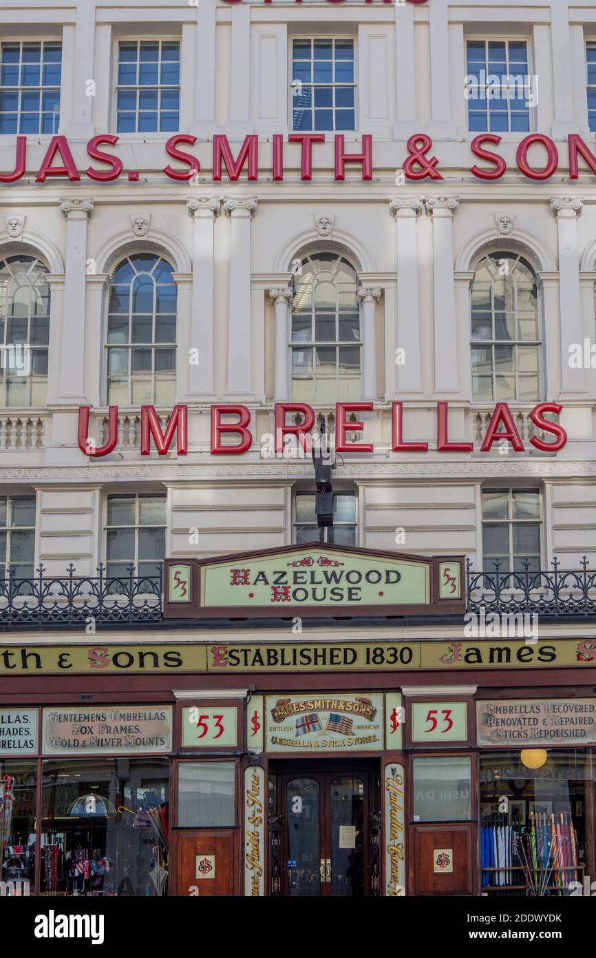 Jas (James) Smith & Sons Umbrella Shop; Hazelwood House, 53 New Oxford St, Londra. Una struttura tradizionale per ombrelloni e bastoni da passeggio. Foto Stock