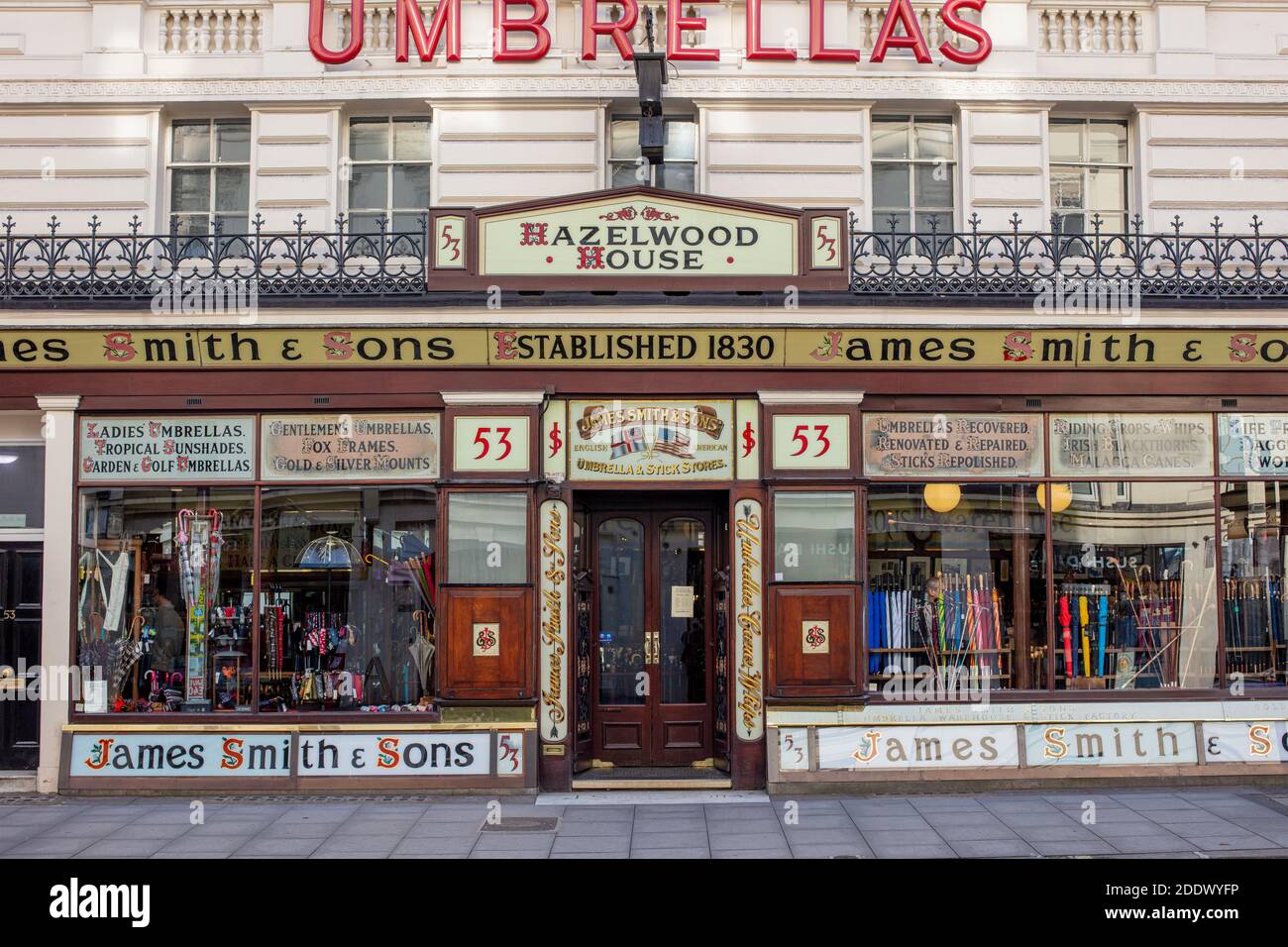 Jas (James) Smith & Sons Umbrella Shop; Hazelwood House, 53 New Oxford St, Londra. Una struttura tradizionale per ombrelloni e bastoni da passeggio. Foto Stock
