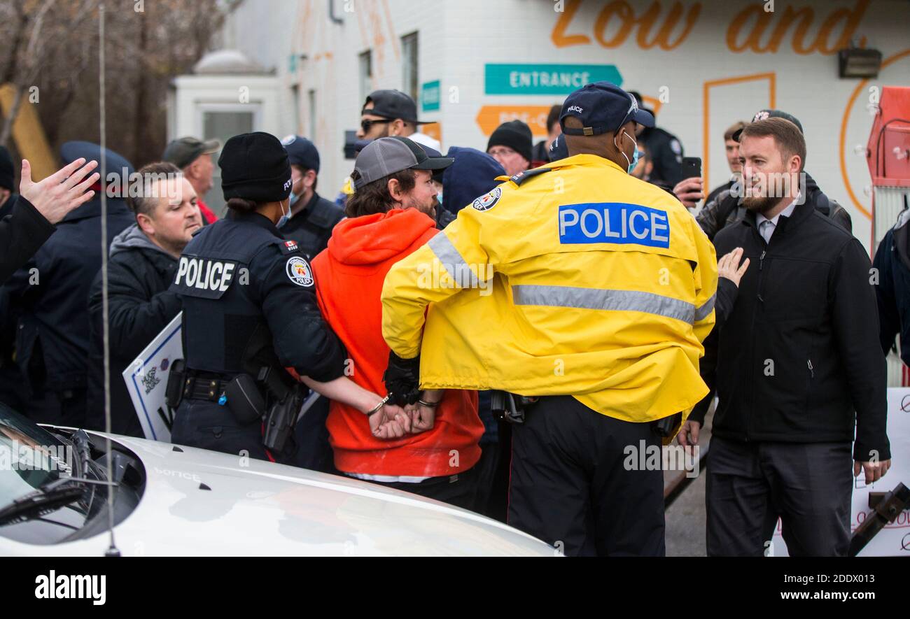 Toronto, Canada. 26 Nov 2020. Ufficiali di polizia arrestano il proprietario di un ristorante, accusato di sfidare le regole di blocco, a Toronto, Canada, il 26 novembre 2020. Secondo CTV, i casi del Canada COVID-19 hanno superato il livello 350,000 del giovedì pomeriggio, mentre il paese ha confermato un totale di 351,133 casi COVID-19 e 11,776 decessi. Credit: Zou Zheng/Xinhua/Alamy Live News Foto Stock