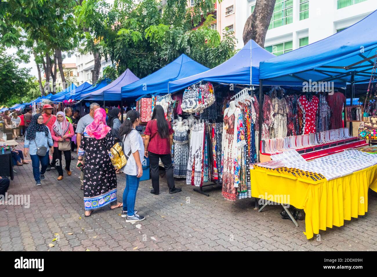 Diverse bancarelle al mercato domenicale di Gaya Street a Kota Kinabalu, Sabah, Malesia Foto Stock