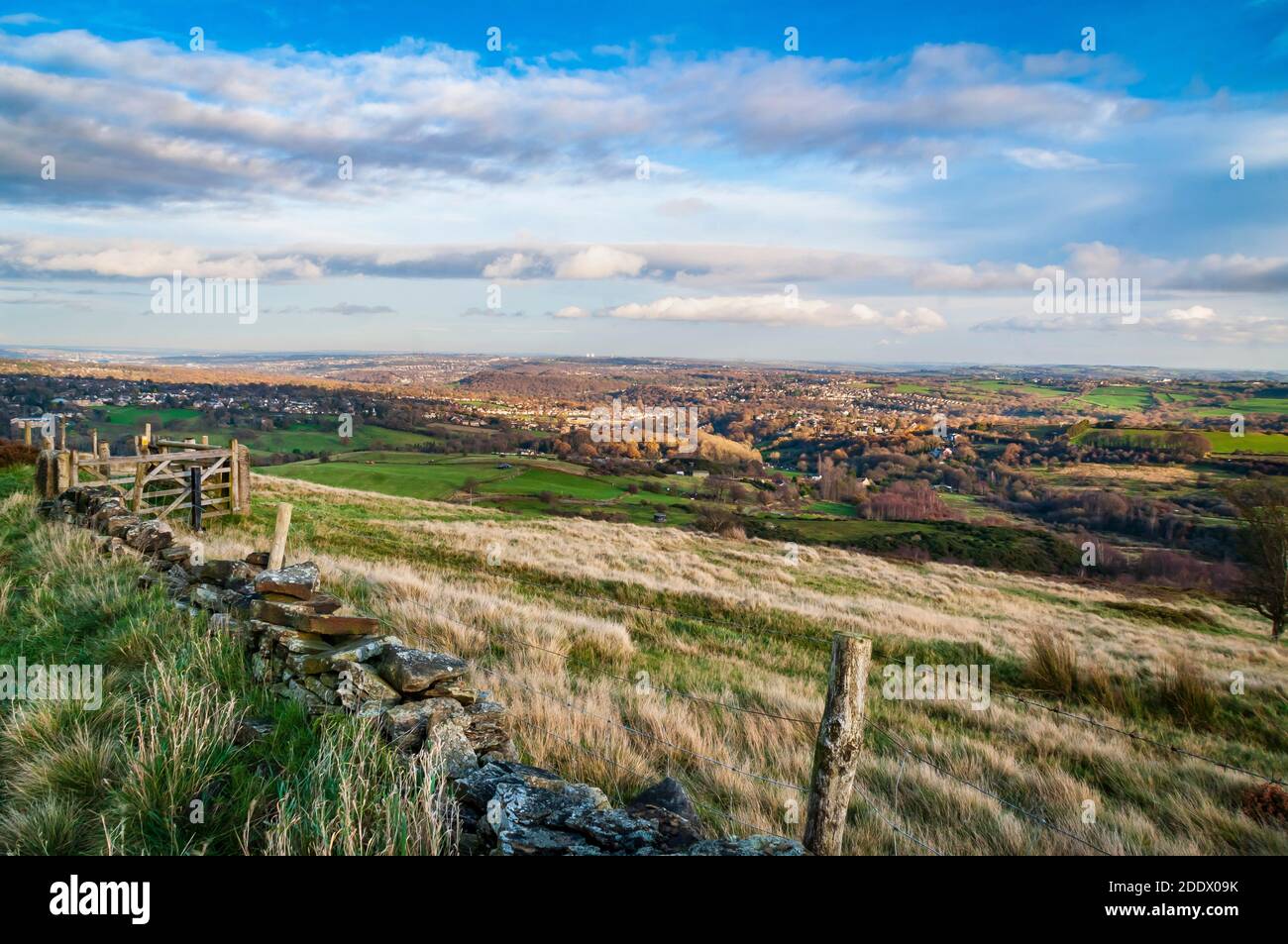 Vista a distanza di SW Sheffield da Totley Moor, con Abbeydale nella valle vicino al fiume Sheaf, e la città in lontananza. Foto Stock