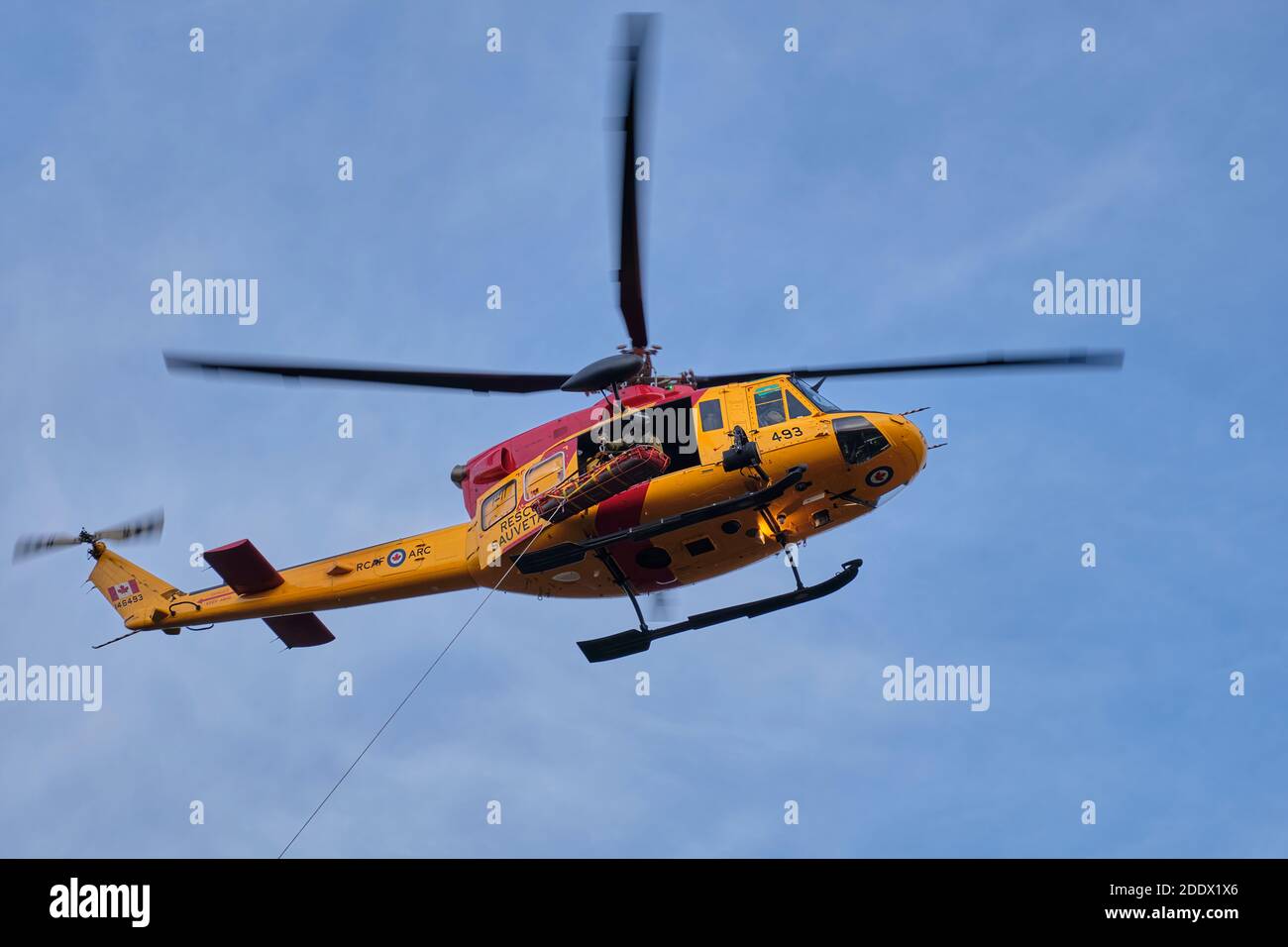 Northumberland County Forest, Ontario, Canada - 19 novembre 2020: Un primo piano di un elicottero Canadian Armed Forces Griffon con un Search and Rescue Foto Stock