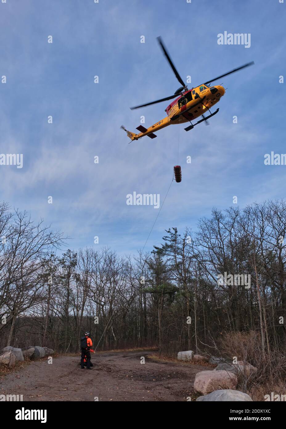 Northumberland County Forest, Ontario, Canada - 19 novembre 2020: Un elicottero Griffon delle forze armate canadesi con pract tecnici di ricerca e salvataggio Foto Stock