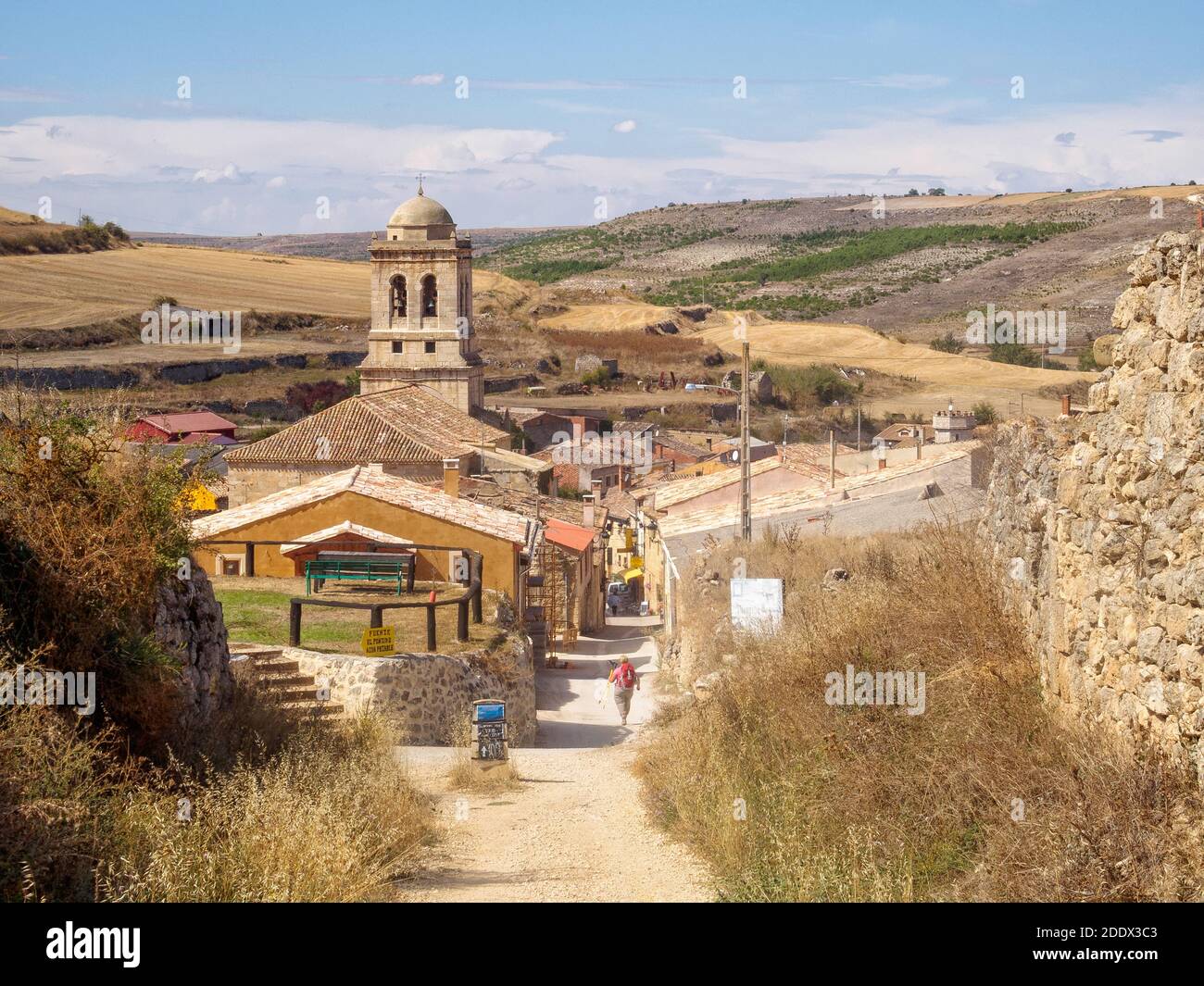 Campanile della chiesa parrocchiale del XVI secolo della Concezione incastonato in una piccola valle della Meseta - Hontanas, Castiglia e Leon, Spagna Foto Stock