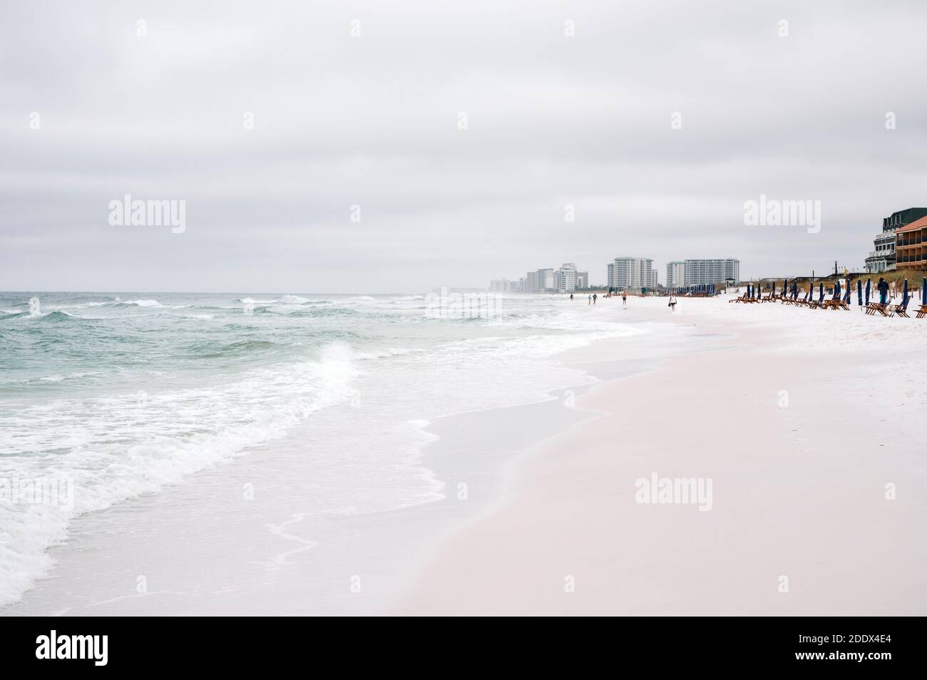 La sabbia bianca di Destin Beach guarda ad ovest agli alti condomini lungo la costa del Golfo della Florida Panhandle negli Stati Uniti. Foto Stock