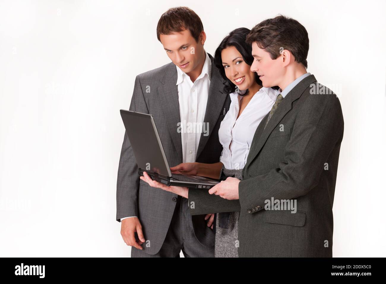 Giovane donna e due uomini su sfondo isolato Foto Stock