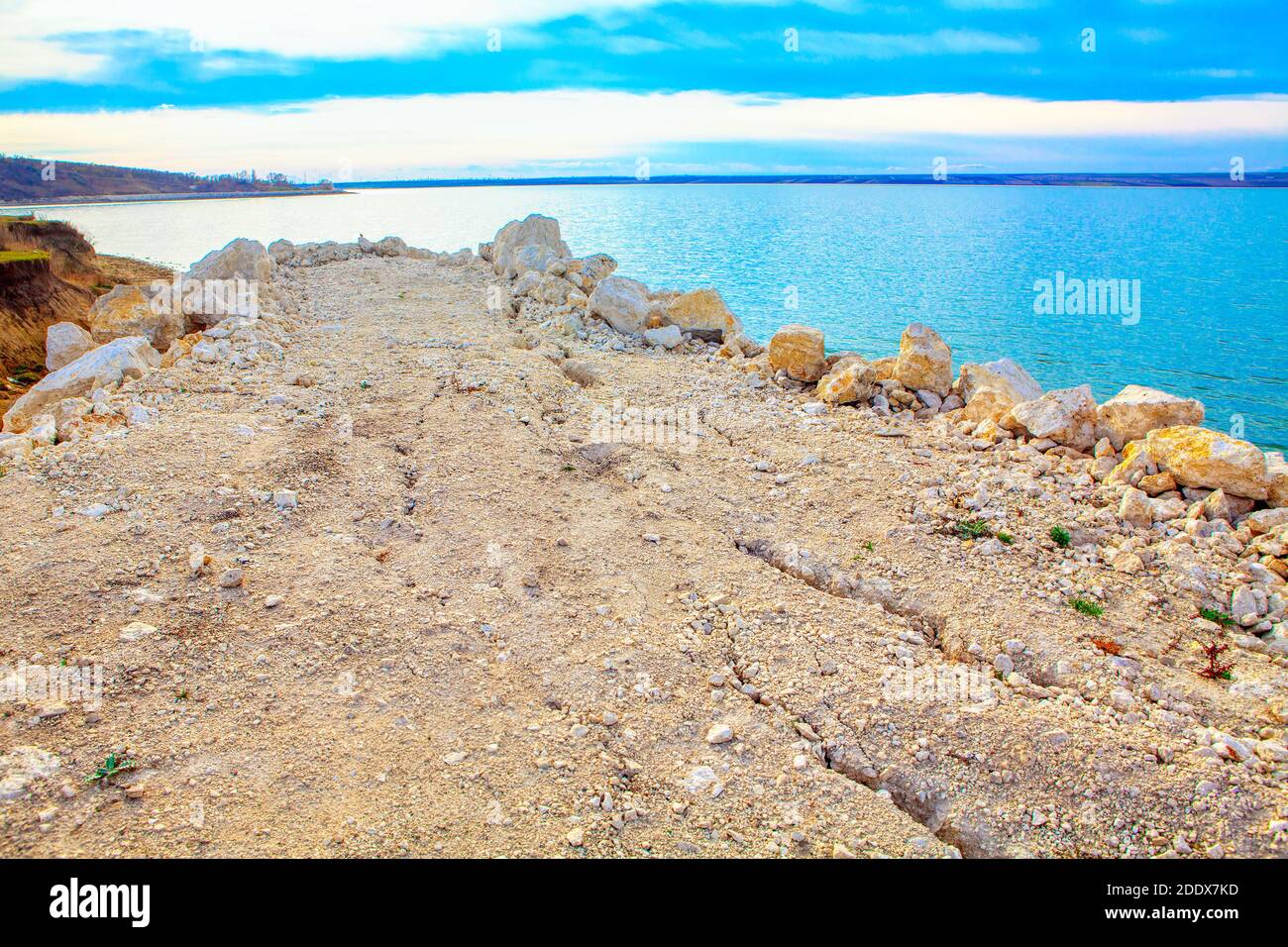 Lago scenario con rocce bianche sulla costa Foto Stock