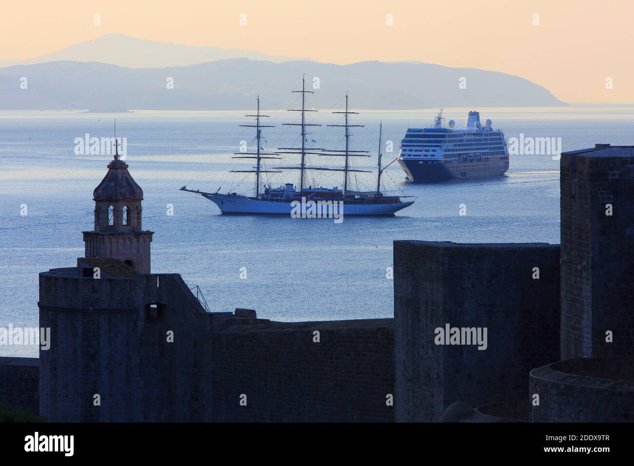 La nuvola di mare con corteccia a 4 alberi e il viaggio Azamara per l'ancora nella baia fuori dalla splendida città vecchia medievale di Dubrovnik, Croazia all'alba Foto Stock