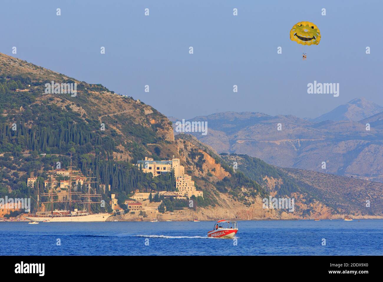 I turisti che parapendio attraverso la corteccia a 4 alberi Sea Cloud (la nave a vela più romantica a galla) fuori della città medievale di Dubrovnik, Croazia Foto Stock